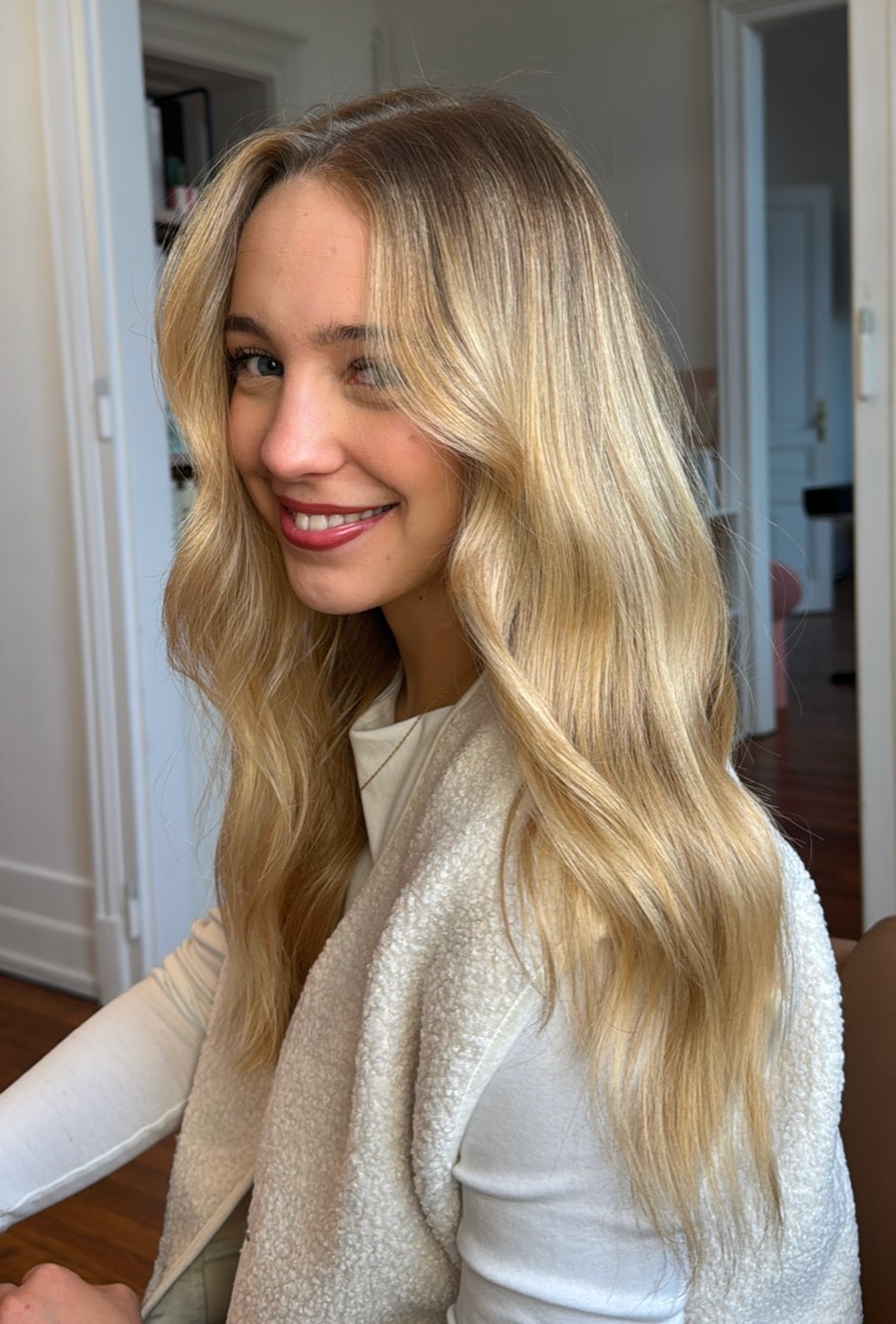Blonde dorée souriante